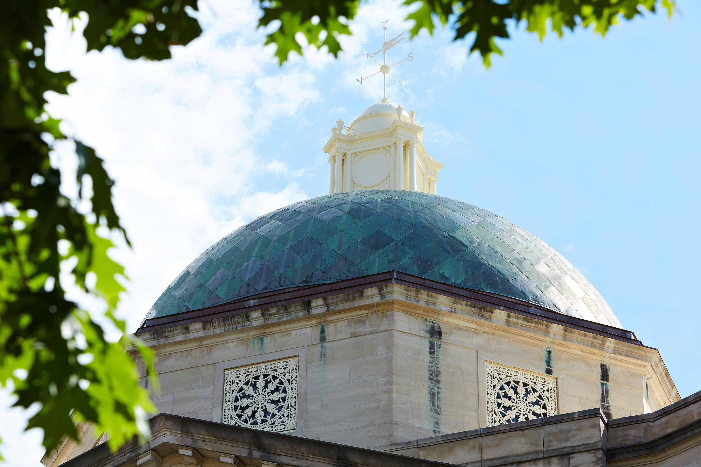 Rotunda at the Yale School of Medicine on a sunny day